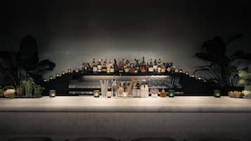 2 bars/lounges
