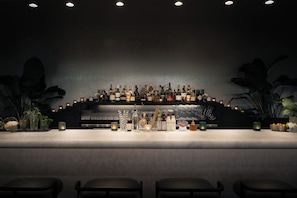 2 bars/lounges