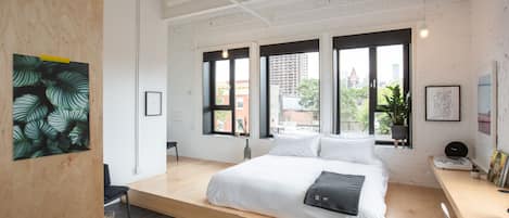 Suite studio Signature, 1 trÚs grand lit | Draps en coton égyptien, literie de qualité, couette en duvet