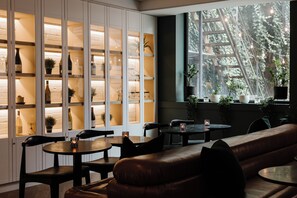 Lobby sitting area - The Annex (Toronto)