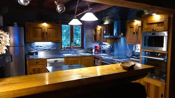 Geladeira, micro-ondas, fogĂŁo, cooktop