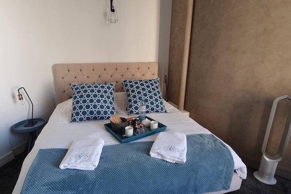 2 bedrooms, desk, soundproofing, iron/ironing board