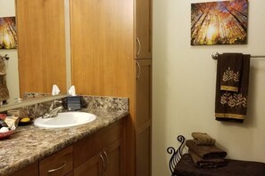 Towels - Downtown Alamosa 3 Bedroom 2 Bath Home (Alamosa)