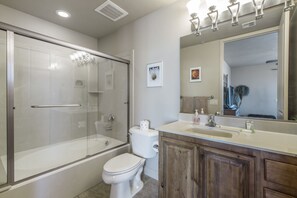 Ensemble douche/baignoire, sèche-cheveux, serviettes fournies
