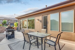 Outdoor dining - Coral Ridge Resort 4246 | Cozy, Beautiful Townhome, Grill and Community Amenities! (Washington)