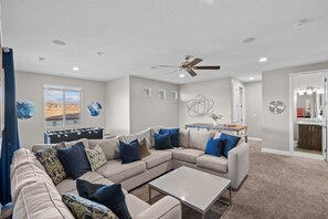 Smart TV, fireplace, DVD player, foosball - Paradise Village 97, Private Hot Tub, Games, Ping Pong Table, Arcade Basketball, and More (Santa Clara)