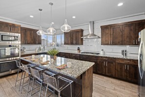 Fridge, microwave, oven, stovetop - Paradise Village 97, Private Hot Tub, Games, Ping Pong Table, Arcade Basketball, and More (Santa Clara)