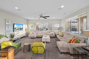 Smart TV, fireplace, DVD player, foosball - Paradise Village 97, Private Hot Tub, Games, Ping Pong Table, Arcade Basketball, and More (Santa Clara)