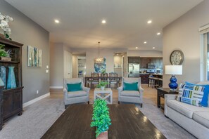 Televisio, takka, videopelejä, pöytätennispöytä