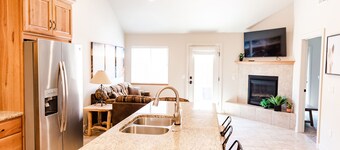 Upscale Rustic Condo with Private Hot Tub, Fiber internet and 2 car Garage