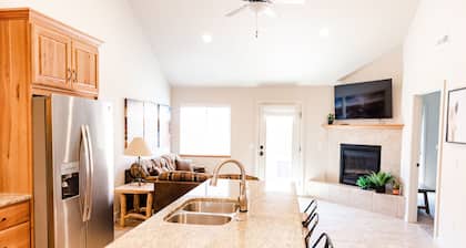 Upscale Rustic Condo with Private Hot Tub, Fiber internet and 2 car Garage