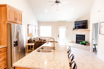 Upscale Rustic Condo with Private Hot Tub, Fiber internet and 2 car Garage