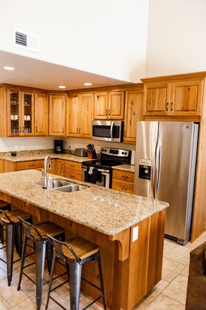 Jääkaappi, mikroaaltouuni, uuni, astianpesukone