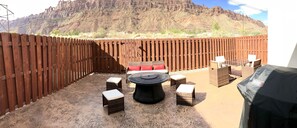 Outdoor dining - Upscale Rustic Condo with Private Hot Tub, Fiber internet and 2 car Garage (Moab)