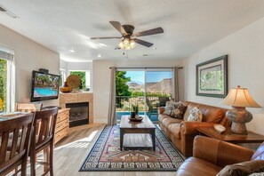 Fernseher, Kamin, Videospiele, DVD-Player