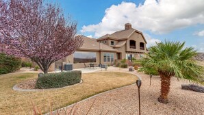 A modern house with a patio, a large tree, and a palm tree. - Coral Ridge Resort 1919, Across from Clubhouse and Pools! Golf Course Views (Washington)