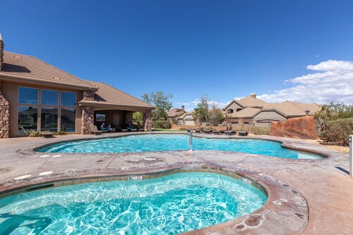 Coral Ridge Resort 1919, Across from Clubhouse and Pools! Golf Course Views
