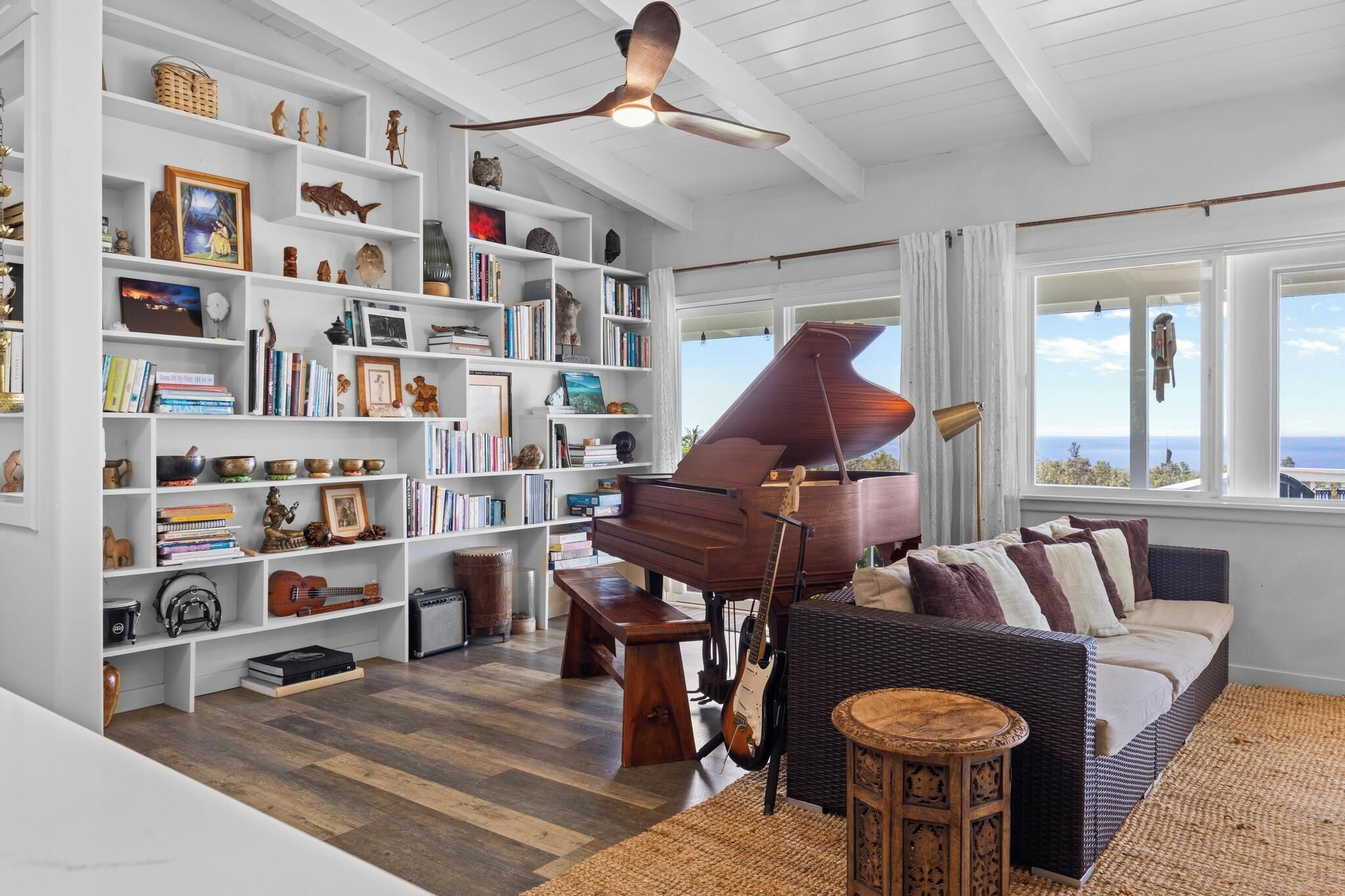 TV connectée, livres, vidéothèque, chaîne hi-fi