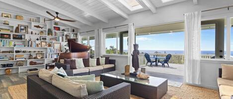 Smart TV, libros, videoteca, estéreo