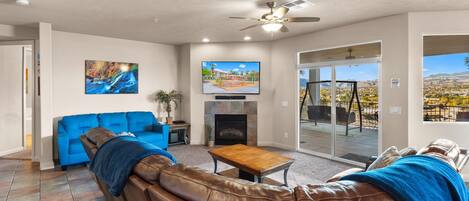 Una televisión, una chimenea, un reproductor de DVD