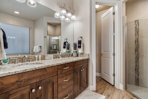 Combined shower/bathtub, hair dryer, towels - 32 Poolside Paradise at Paradise Village: Gorgeous home with sunning views (Santa Clara)