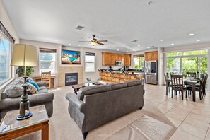 Een televisie, een open haard, videogames en een dvd-speler