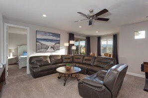 TV, fireplace, ping pong, books