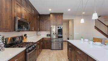 Geladeira, micro-ondas, fogão, cooktop