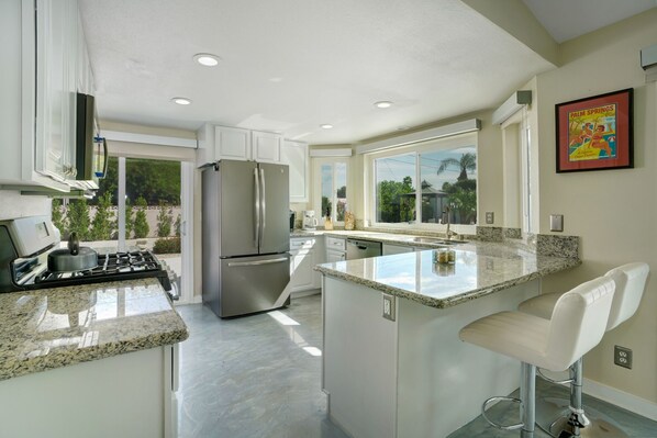 Fridge, microwave, oven, stovetop - ENTERTERTAINERS DREAM BACKYARD (Palm Springs)