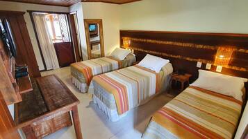 Quarto standard, várias camas, para não fumantes | Cofres nos quartos, escrivaninha, Wi-Fi de cortesia, roupa de cama