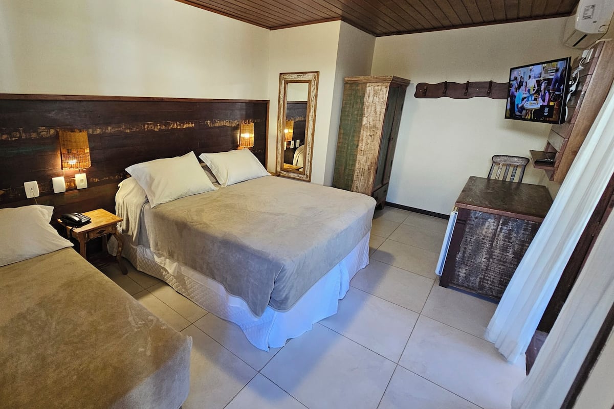 Chambre Triple | Coffres-forts dans les chambres, bureau, Wi-Fi gratuit, draps fournis