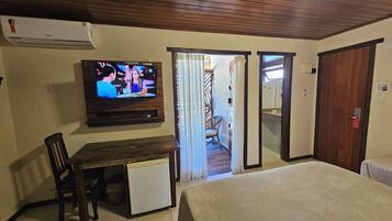 Quarto econômico | Cofres nos quartos, escrivaninha, Wi-Fi de cortesia, roupa de cama