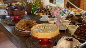 A buffet with various desserts and beverages. - Pousada Casa de Praia (Mata de São João)