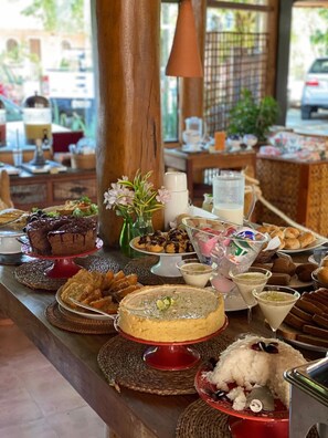 Petit déjeuner, déjeuner et dîner servis sur place