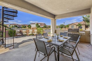 Outdoor dining - Paradise Village 121: PRIVATE HOT TUB, X-BOX, 3 BIKES, BAG TOSS, PACK N' PLAY,  MOUNTAIN VIEWS (Santa Clara)