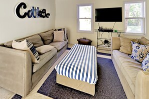 Smart TV, fireplace, ping pong, books - Heated Indoor Pool, Fast Wifi, 5 Acres of Fenced Privacy (South Haven)