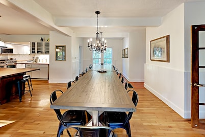 Heated Indoor Pool, Fast Wifi, 5 Acres of Fenced Privacy
