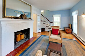 Smart TV, fireplace, ping pong, books - Heated Indoor Pool, Fast Wifi, 5 Acres of Fenced Privacy (South Haven)