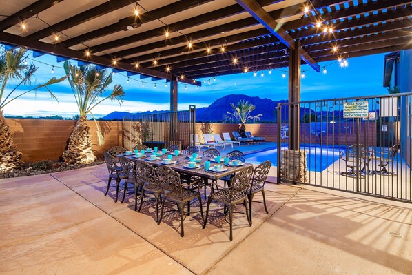 An outdoor patio with a table set for dining, a pool, and a mountain view. - Paradise Village Resort 107 Private Pool, Spa, Pickleball Court, Basketball Court, & Community Pool (Santa Clara)
