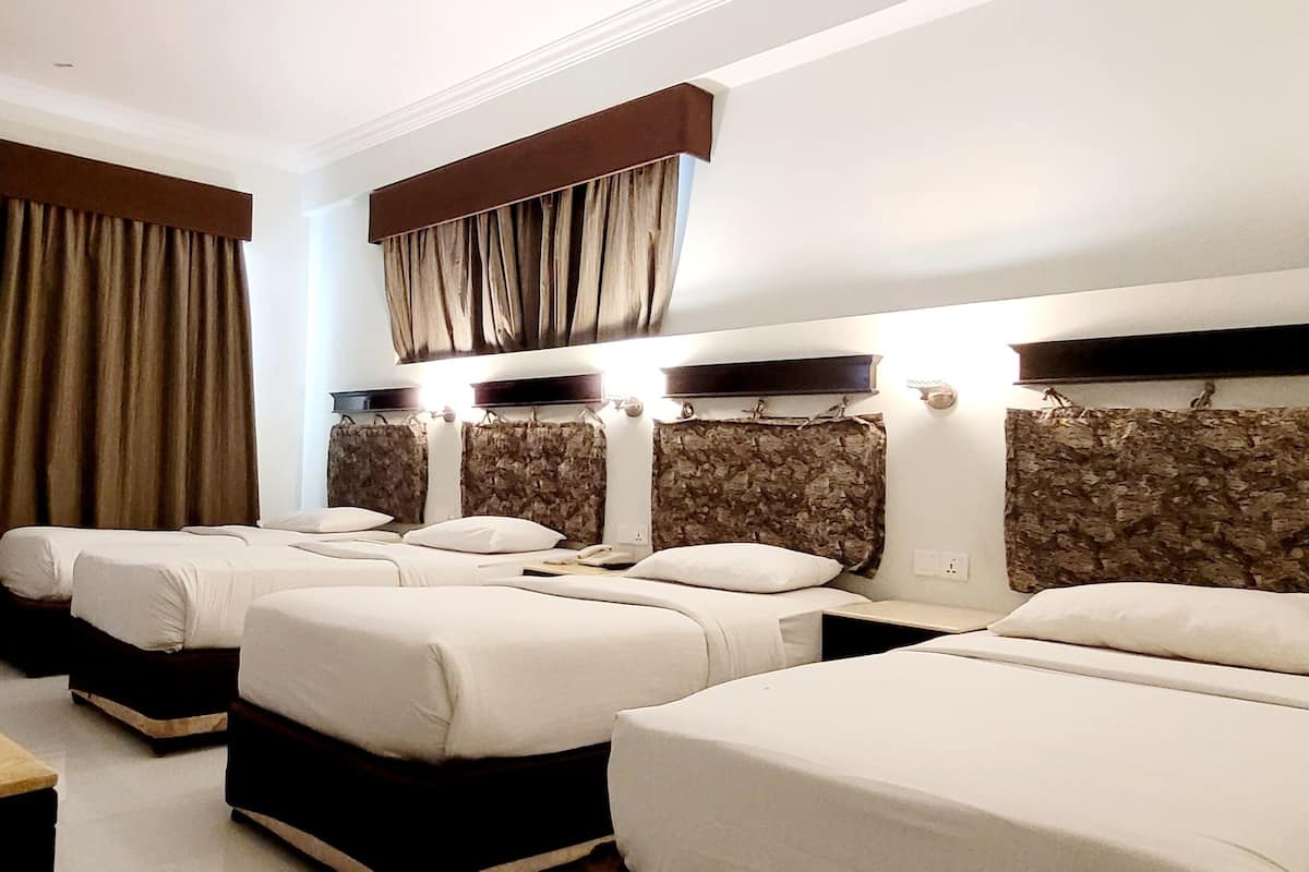 Habitación cuádruple, acceso a la piscina (with Free Parking) | Sábanas de algodón egipcio, ropa de cama de alta calidad, minibar