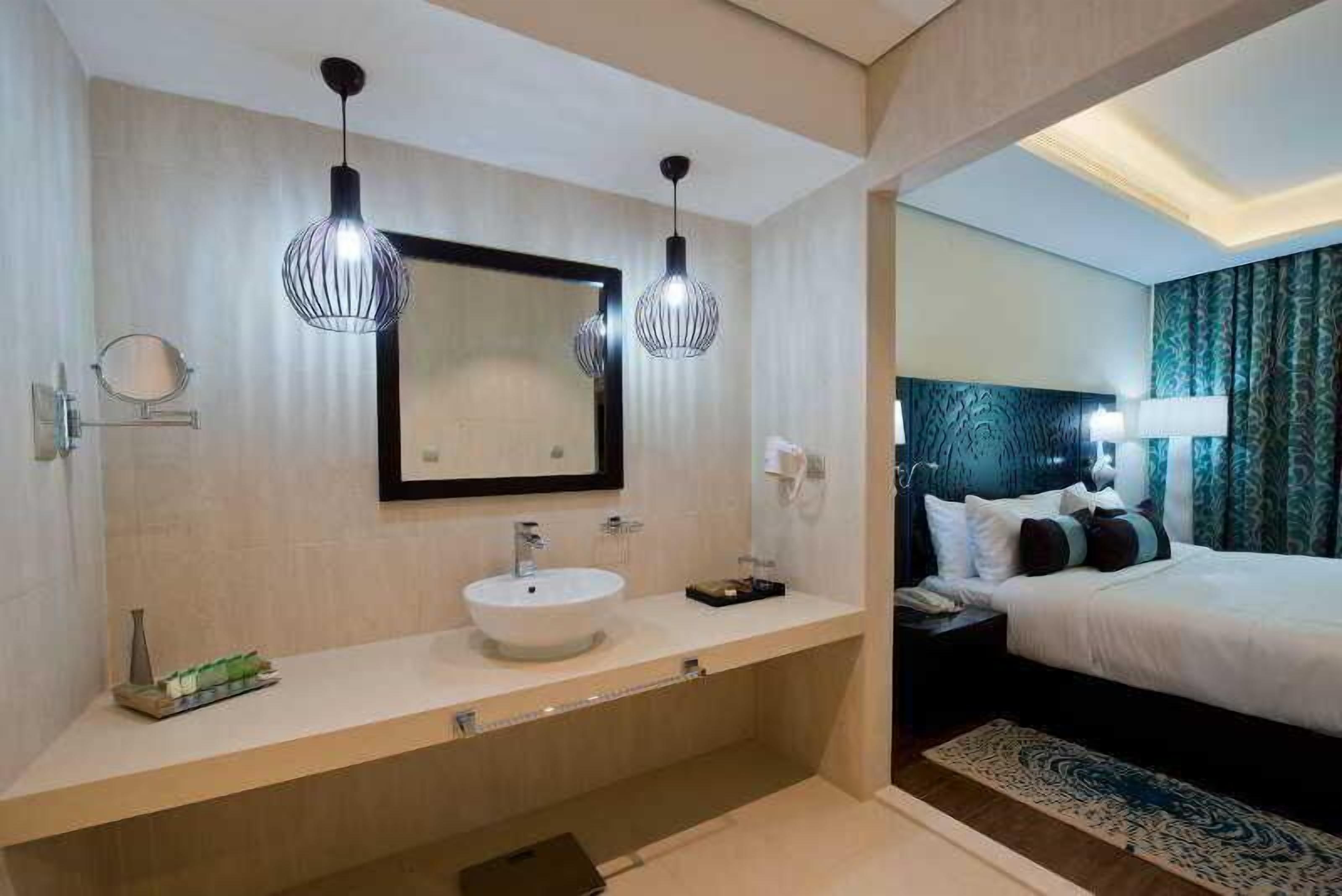 Egyptian cotton sheets, premium bedding, minibar, in-room safe