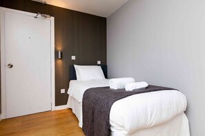 Laptop workspace, iron/ironing board, free WiFi, bed sheets - Citi Hotel Aberdeen City Centre (Aberdeen)