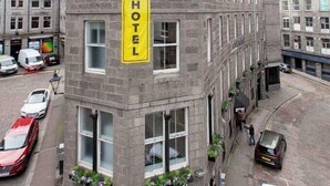 A corner building with a prominent yellow sign reading "CITHOEL HOTEL". - Citi Hotel Aberdeen City Centre (Aberdeen)