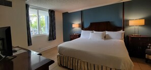In-room safe, desk, laptop workspace, blackout curtains - Fort Lauderdale Grand Hotel (Fort Lauderdale)