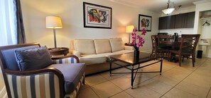 スイート クイーンベッド 2 台 プールサイド | セーフティボックス (室内)、デスク、ノートパソコン用作業スペース、遮光カーテン