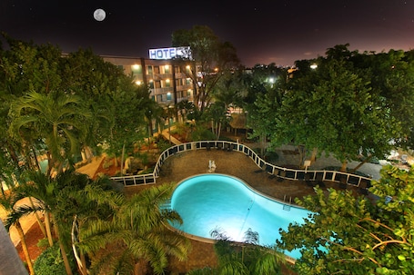 Una piscina al aire libre, camas de piscina gratis