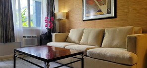 エグゼクティブ スイート キングベッド 1 台 | リビング エリア | 薄型テレビ