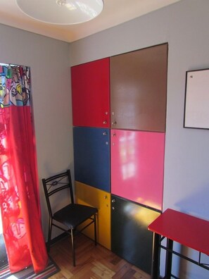 Dormitorio compartido, dormitorio mixto (Maca) | Caja de seguridad en la habitación, cortinas blackout y wifi gratis