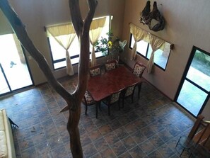 Sarapan masakan setempat setiap hari (USD 5 per orang)