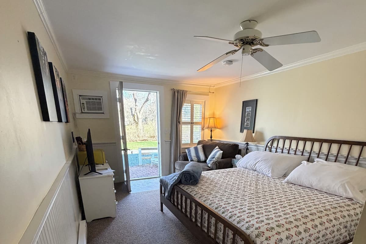 Room, 1 King Bed, Non Smoking | Pillowtop beds, blackout drapes, iron/ironing board (on request)